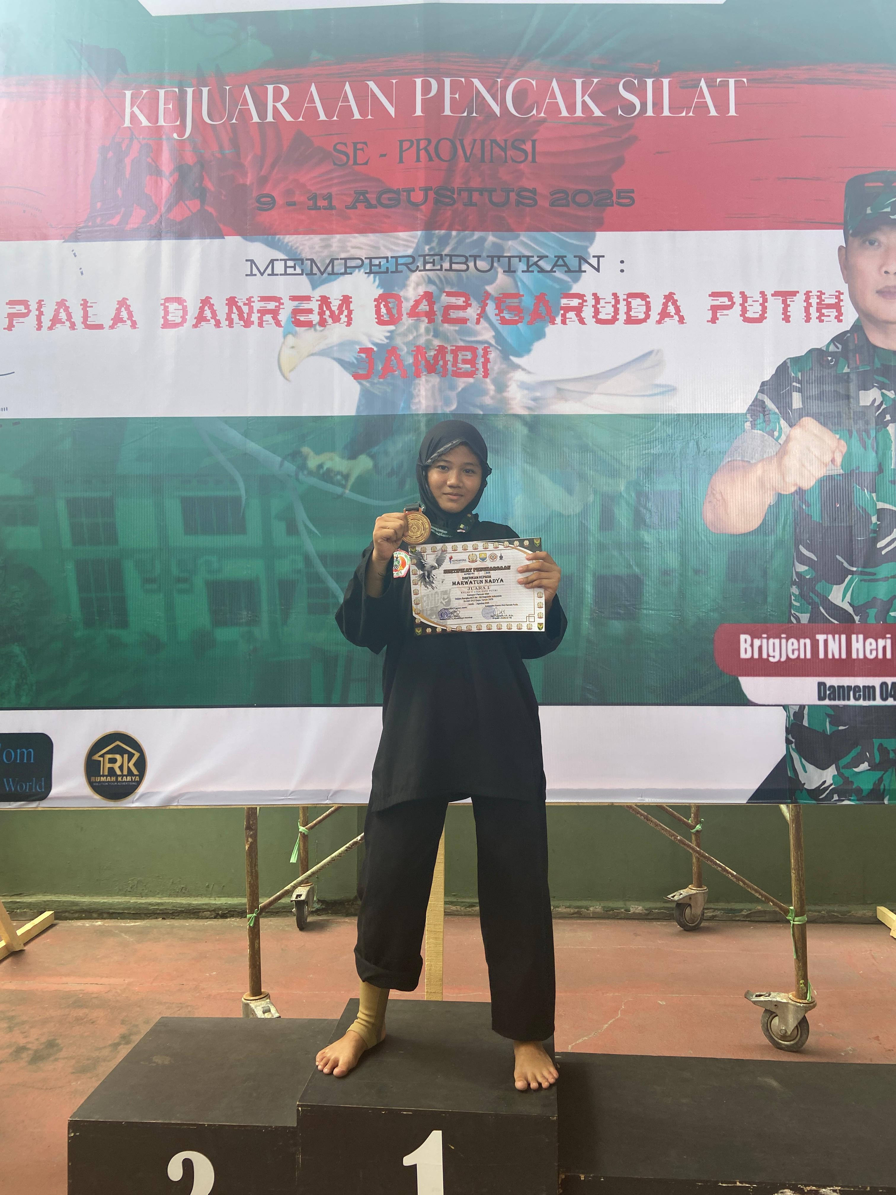 Marwatun Nadya, Juara Pencak Silat HUT RI ke-80 dari MTsN 1 Jambi Marwatun Nadya, Juara Pencak Silat HUT RI ke-80 dari MTsN 1 Jambi