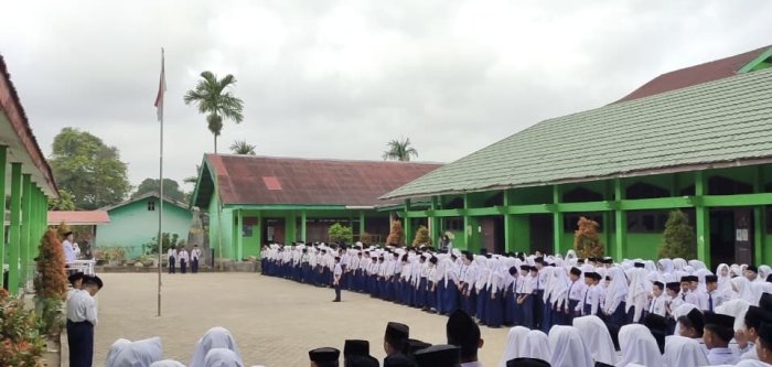 Bukan Rumus Matematika, Pak Marhoni Hari ini Bicarakan Disiplin dan Kebersihan
