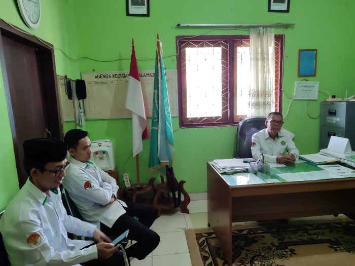 Rapat Persiapan SPMB MTsNegeri 1 Kota Jambi Digelar di Ruang Kepala Madrasah