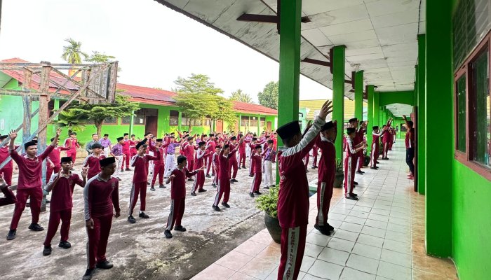 MTsN 1 Kota Jambi Laksanakan Senam Rutin Kamis Pagi Dukung Tujuh Kebiasaan Anak Indonesia Hebat