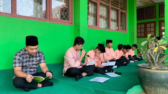 Kegiatan Rutin Yasinan Jumat Pagi, MTsNegeri 1 Kota Jambi Tanamkan Nilai Religius kepada Siswa Kegiatan Rutin Yasinan Jumat Pagi, MTsNegeri 1 Kota Jambi Tanamkan Nilai Religius kepada Siswa