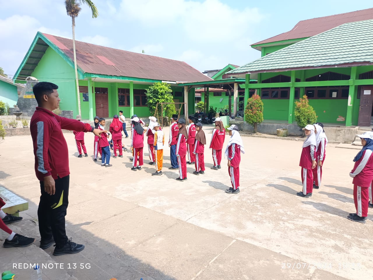 Semangat Menggelora Paskibra MTs N 1 Kota Jambi Latihan Jelang HUT RI Semangat Menggelora Paskibra MTs N 1 Kota Jambi Latihan Jelang HUT RI