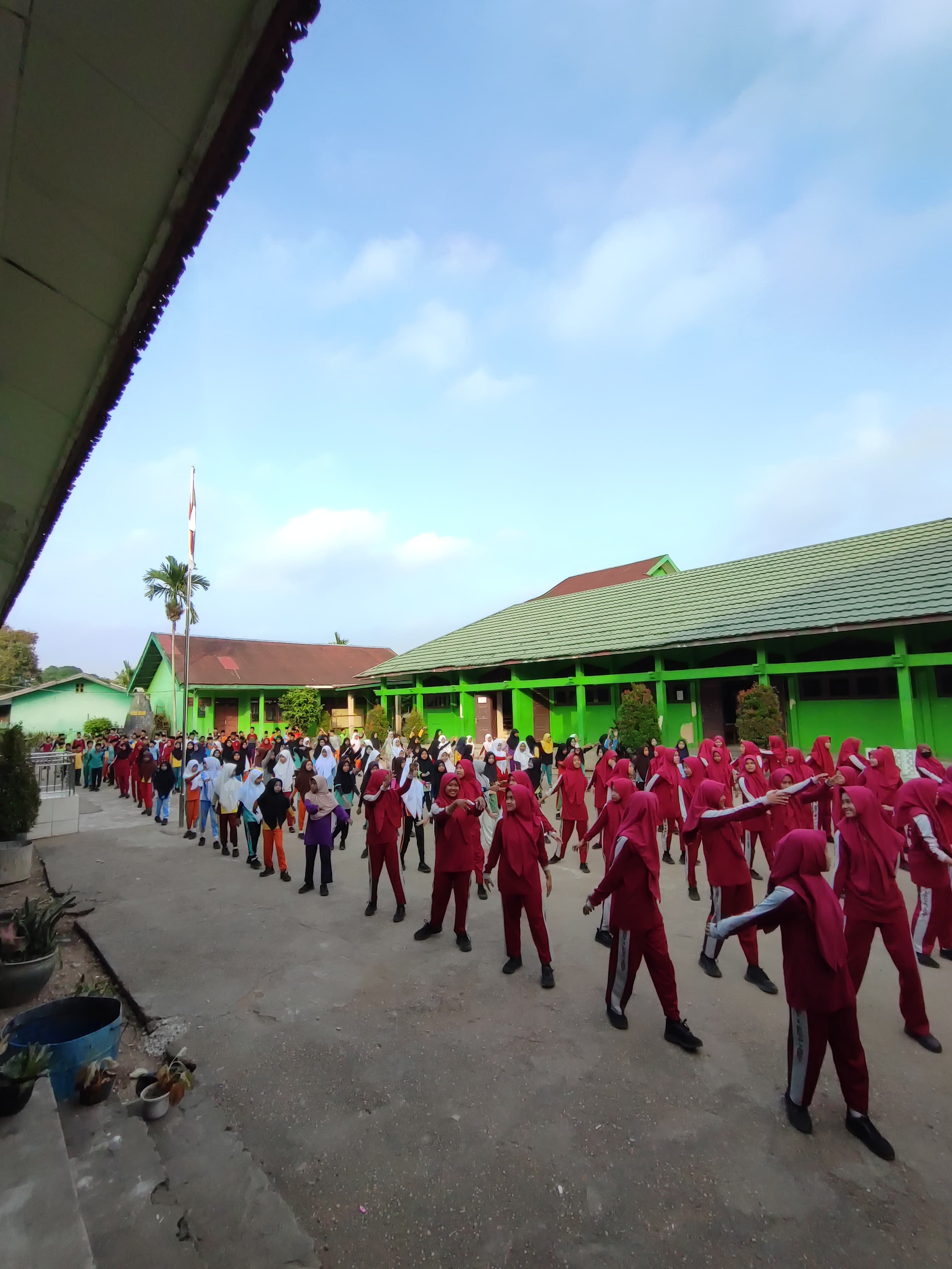 Senam Pagi MTsN 1 Kota Jambi sebagai Bentuk Program Sehat dan Kesegaran Jasmani