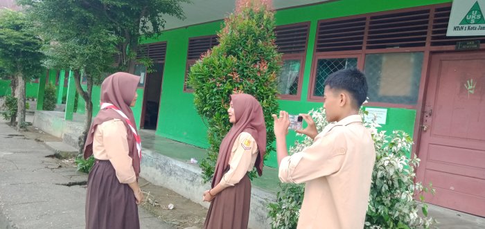 Serunya Praktik Prosedur Wawancara, Siswa MTsNegeri 1 Kota Jambi Akting Sebagai Pewawancara dan Narasumber Serunya Praktik Prosedur Wawancara, Siswa MTsNegeri 1 Kota Jambi Akting Sebagai Pewawancara dan Narasumber
