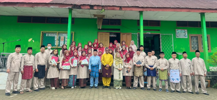 Guru dan Tendik MTsN 1 Kota Jambi Rayakan Hari Guru Nasional dengan Busana Melayu Guru dan Tendik MTsN 1 Kota Jambi Rayakan Hari Guru Nasional dengan Busana Melayu