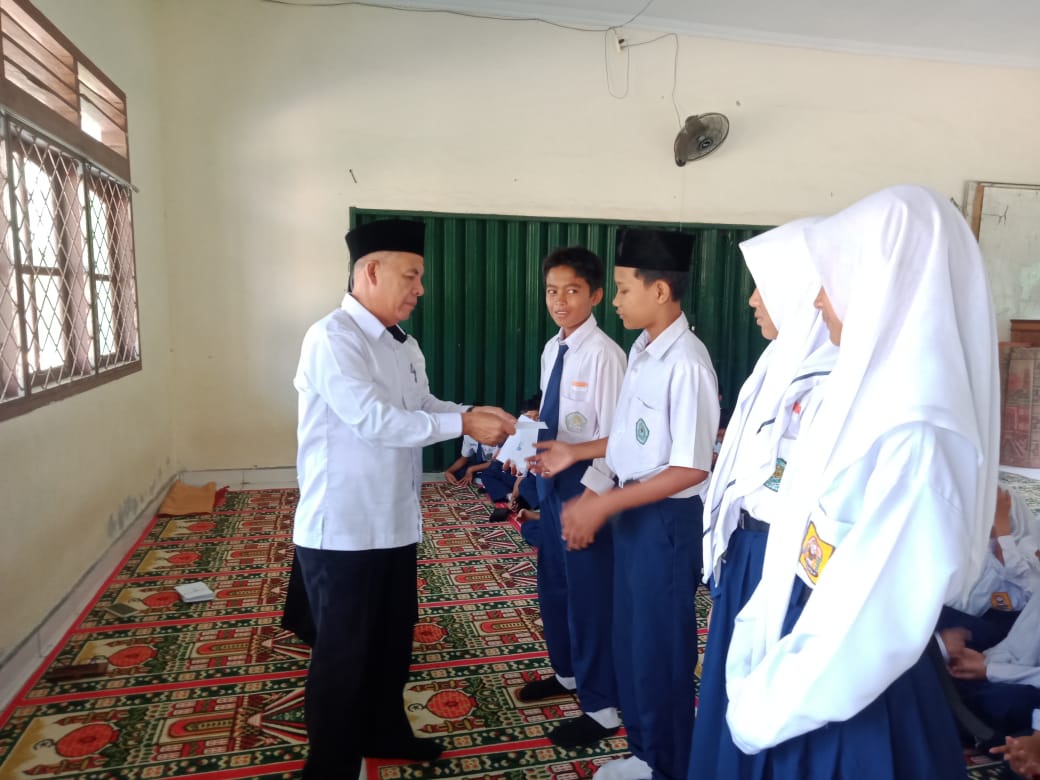 Penyaluran Dana Pendidikan BAZNAS bagi Pesdik MTs Negeri 1 Kota Jambi