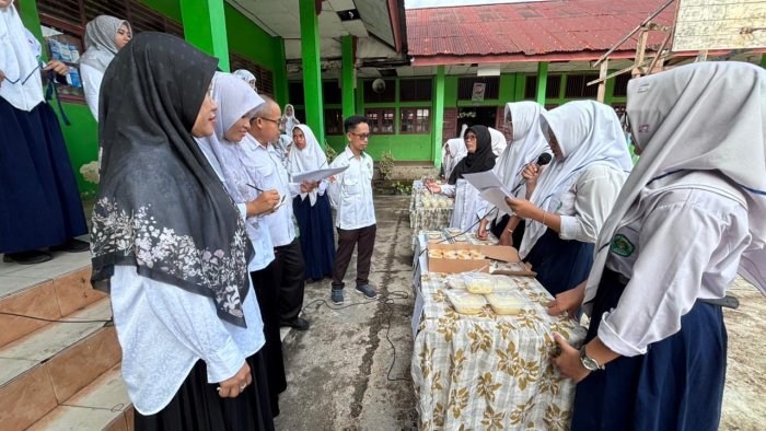 Kompak Kolaborasi Guru IPA, MTK, Seni Budaya, dan Fikih Pandu Murid Pamer Karya Kokurikuler Kompak Kolaborasi Guru IPA, MTK, Seni Budaya, dan Fikih Pandu Murid Pamer Karya Kokurikuler