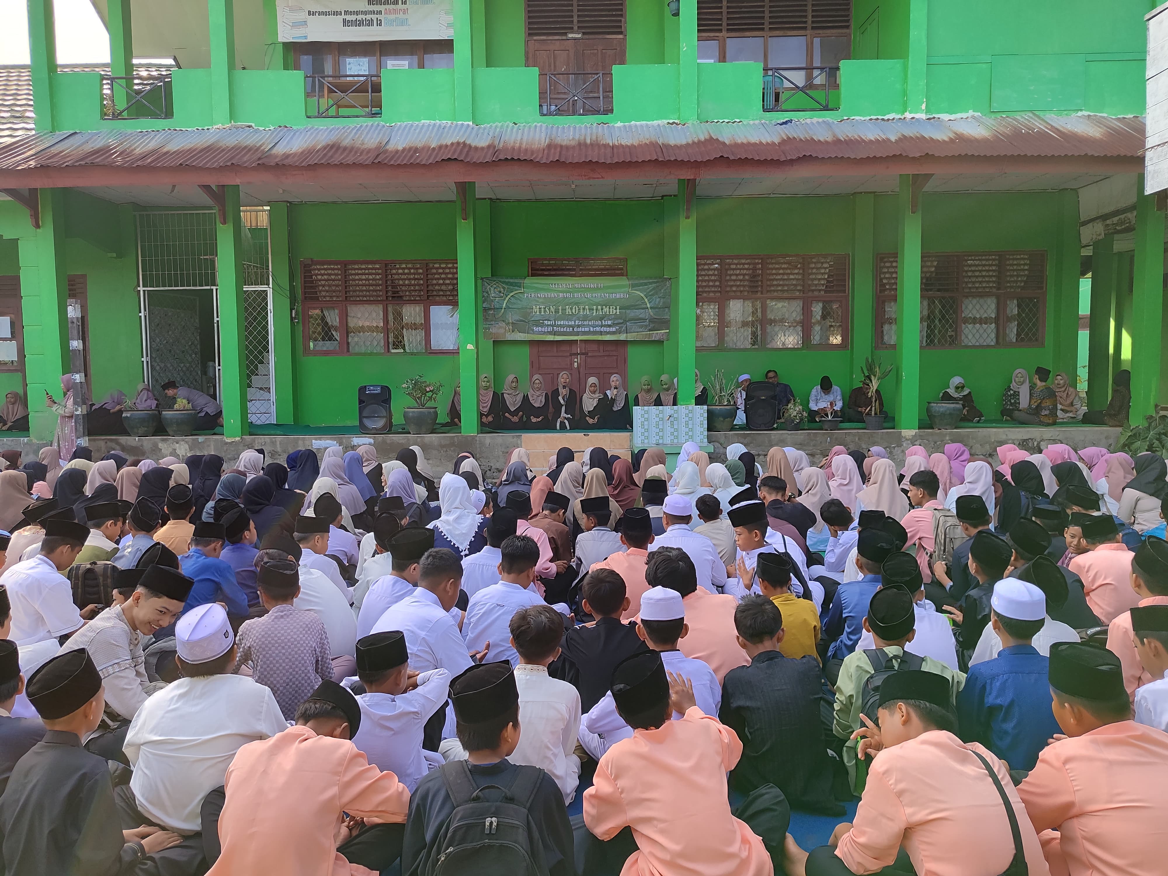 Peringatan Maulid Nabi Muhammad SAW MTs Negeri 1 Kota Jambi Peringatan Maulid Nabi Muhammad SAW MTs Negeri 1 Kota Jambi