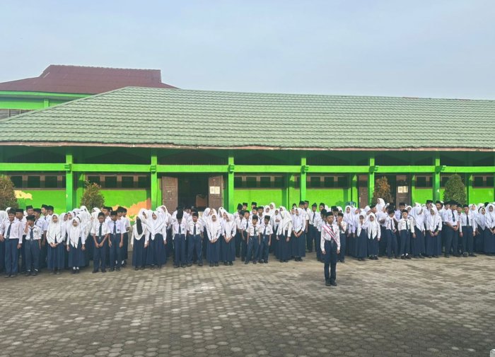 Upacara Bendera Rutin: MTsN 1 Kota Jambi Perkuat Karakter Disiplin Peserta Didik Upacara Bendera Rutin: MTsN 1 Kota Jambi Perkuat Karakter Disiplin Peserta Didik