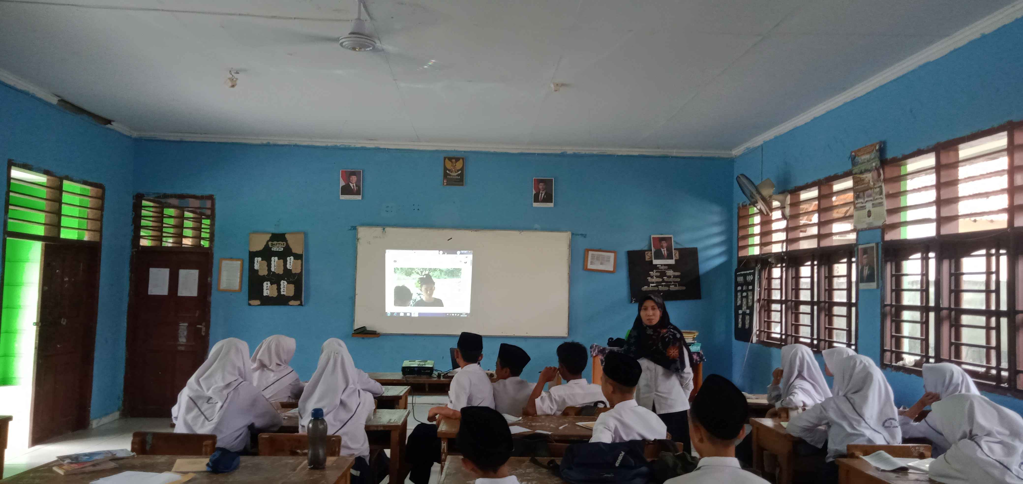 Asyiknya Belajar Bahasa Indonesia Sambil Nobar di Kelas Asyiknya Belajar Bahasa Indonesia Sambil Nobar di Kelas