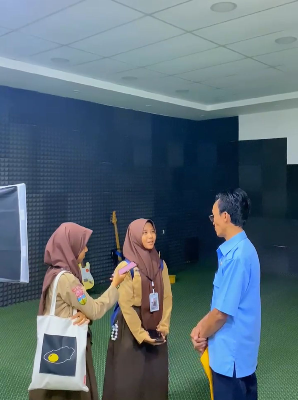 Serunya Praktik Wawancara Tim Jurnalistik MTsN 1 Kota Jambi Bersama Kabid Penyiaran RRI Serunya Praktik Wawancara Tim Jurnalistik MTsN 1 Kota Jambi Bersama Kabid Penyiaran RRI