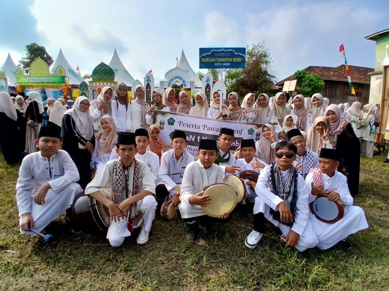 Siswa MTs Negeri 1 Kota Jambi Meriahkan Pawai MTQ di Kecamatan Danau Teluk Siswa MTs Negeri 1 Kota Jambi Meriahkan Pawai MTQ di Kecamatan Danau Teluk