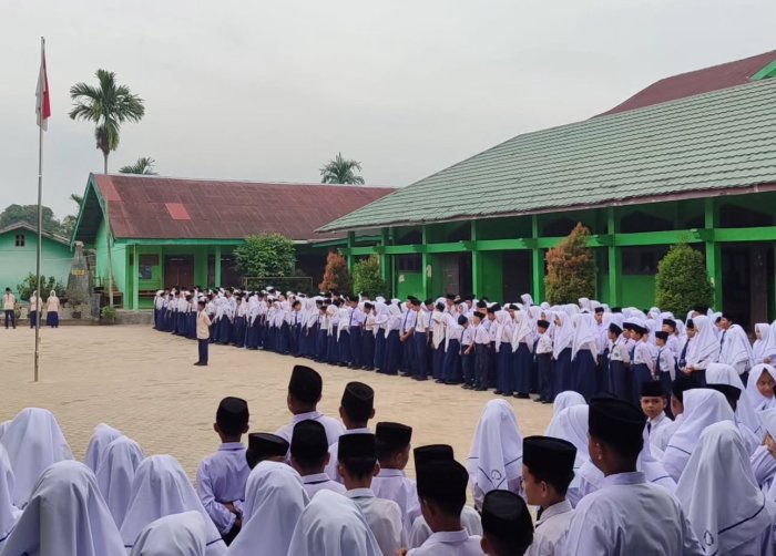 10 November di MTsN 1 Kota Jambi: Upacara Biasa, dengan Makna yang Luar Biasa 10 November di MTsN 1 Kota Jambi: Upacara Biasa, dengan Makna yang Luar Biasa