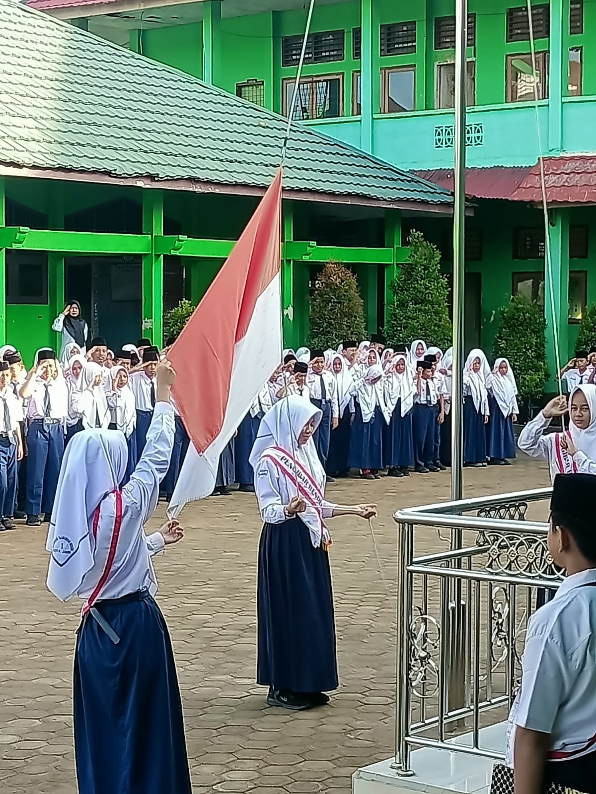 Upacara Perdana MTs Negeri 1 Kota Jambi Pasca Libur Idul Fitri