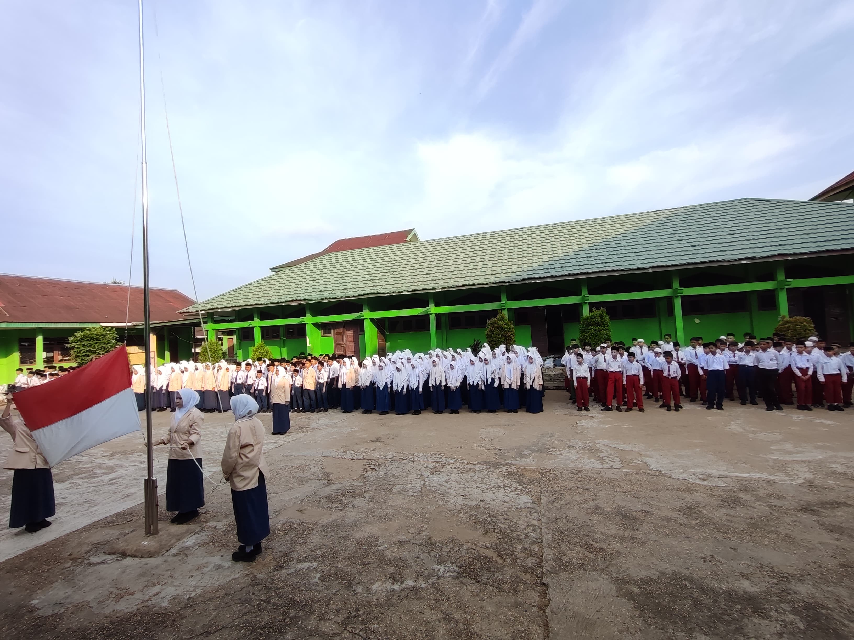 MATSAMA MTsN 1 Kota Jambi ditutup dengan pemberian hadiah
