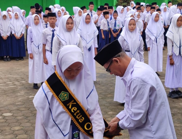 Pelantikan OSIM Periode 2025/2026 MTsN 1 Kota Jambi Berlangsung Khidmat Pelantikan OSIM Periode 2025/2026 MTsN 1 Kota Jambi Berlangsung Khidmat