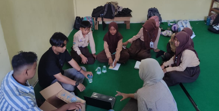Tim Jurnalistik MTsN 1 Kota Jambi Asah Kreativitas Desain di UIN STS Jambi
