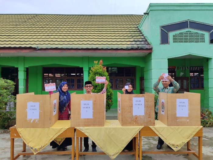 Guru MTsN 1 Kota Jambi Ikut Mencoblos pada Pemilihan OSIM Periode 2025/2026