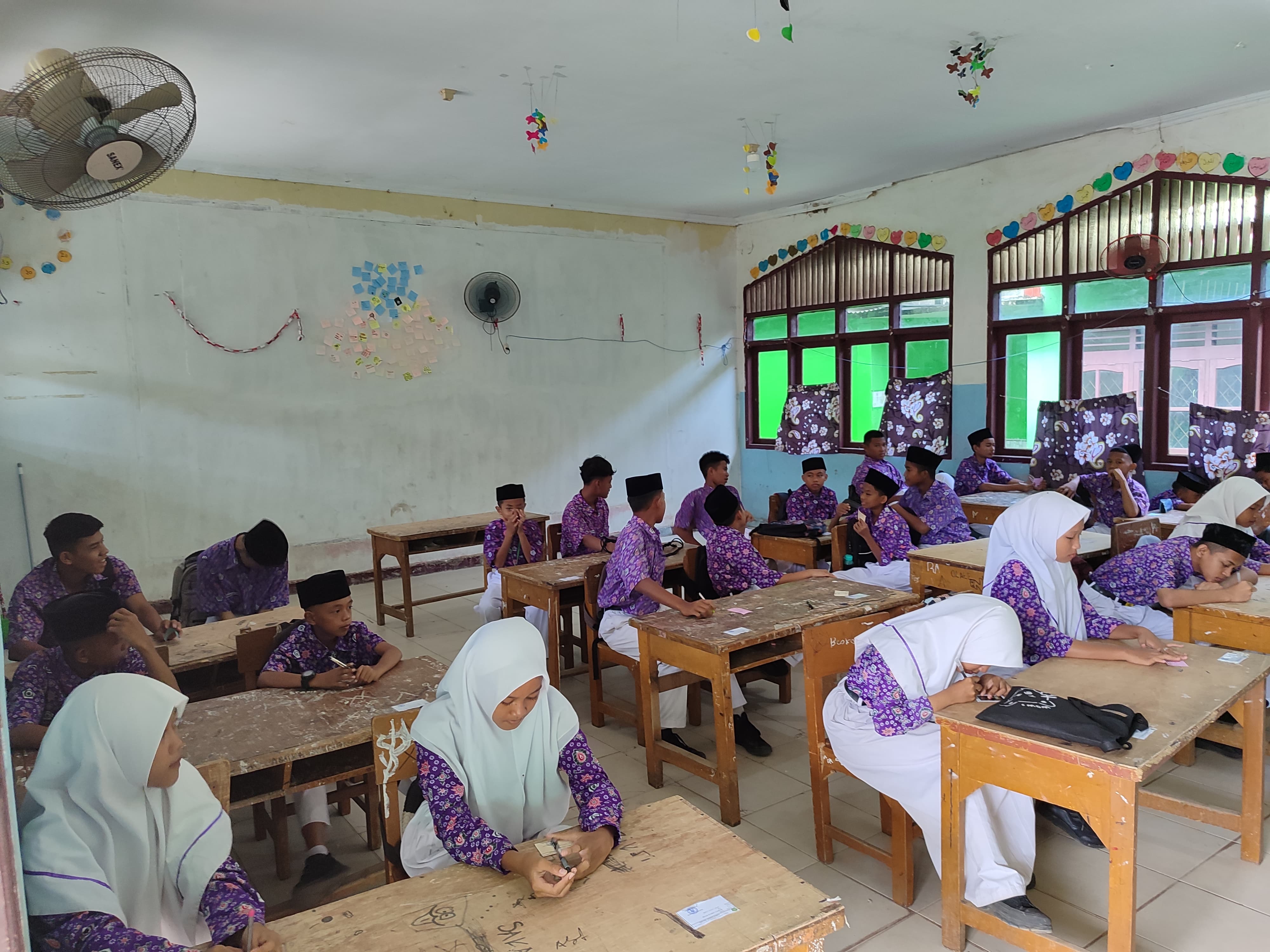 Siswa MTs Negeri 1 Kota Jambi Jalani Ujian Semester Ganjil dengan Tertib Siswa MTs Negeri 1 Kota Jambi Jalani Ujian Semester Ganjil dengan Tertib