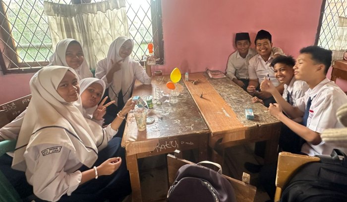Dari Uji pH hingga Balon Mengembang tanpa di tiup, Praktikum Kimia Kelas 9D MTsN 1 Kota Jambi