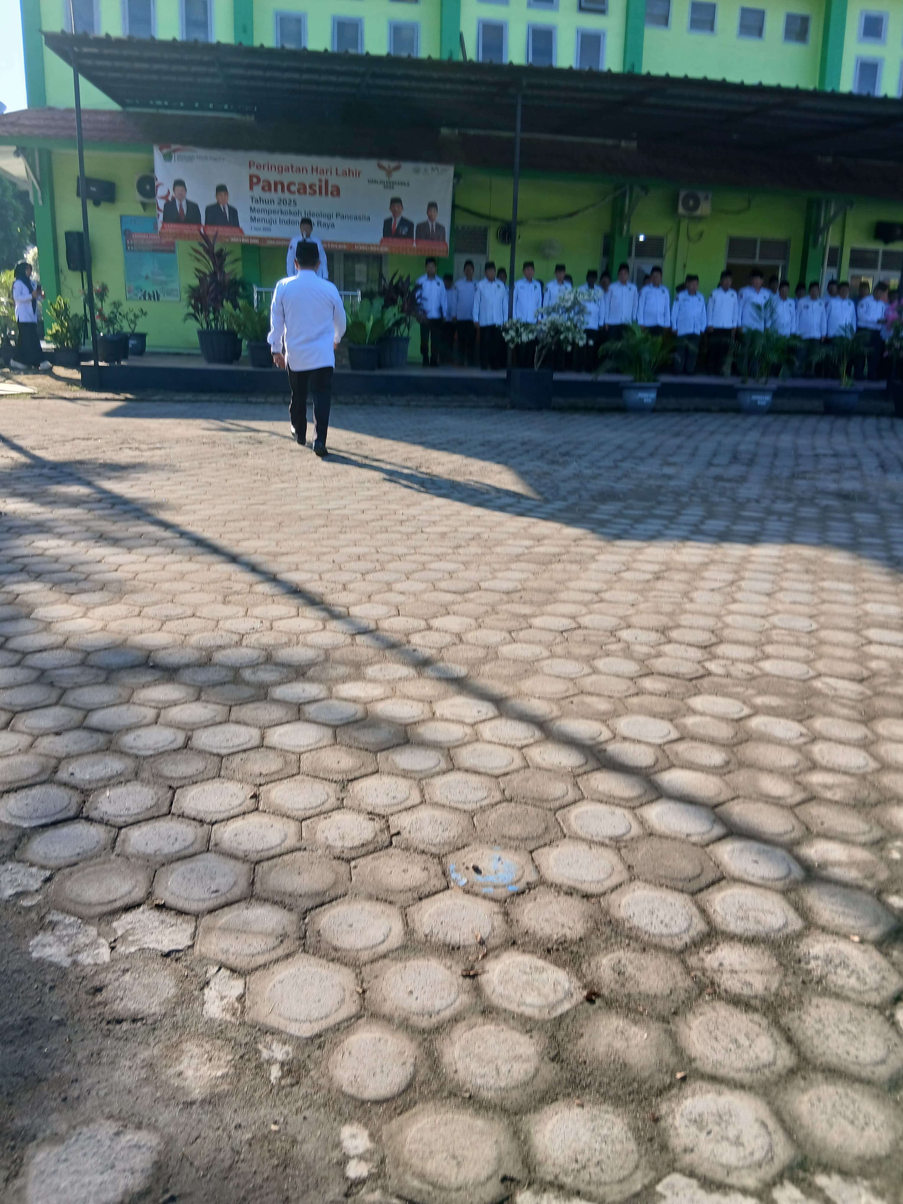 Perayaan Hari Lahir Pancasila di MTs Negeri 1 Jambi Penuh Antusiasme dan Semangat Ikuti Upacara