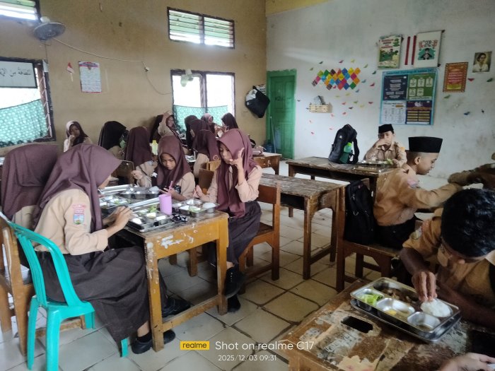 Semangat Baru! MTsNegeri 1 Kota Jambi Mulai Program Makan Bergizi Gratis Perdana