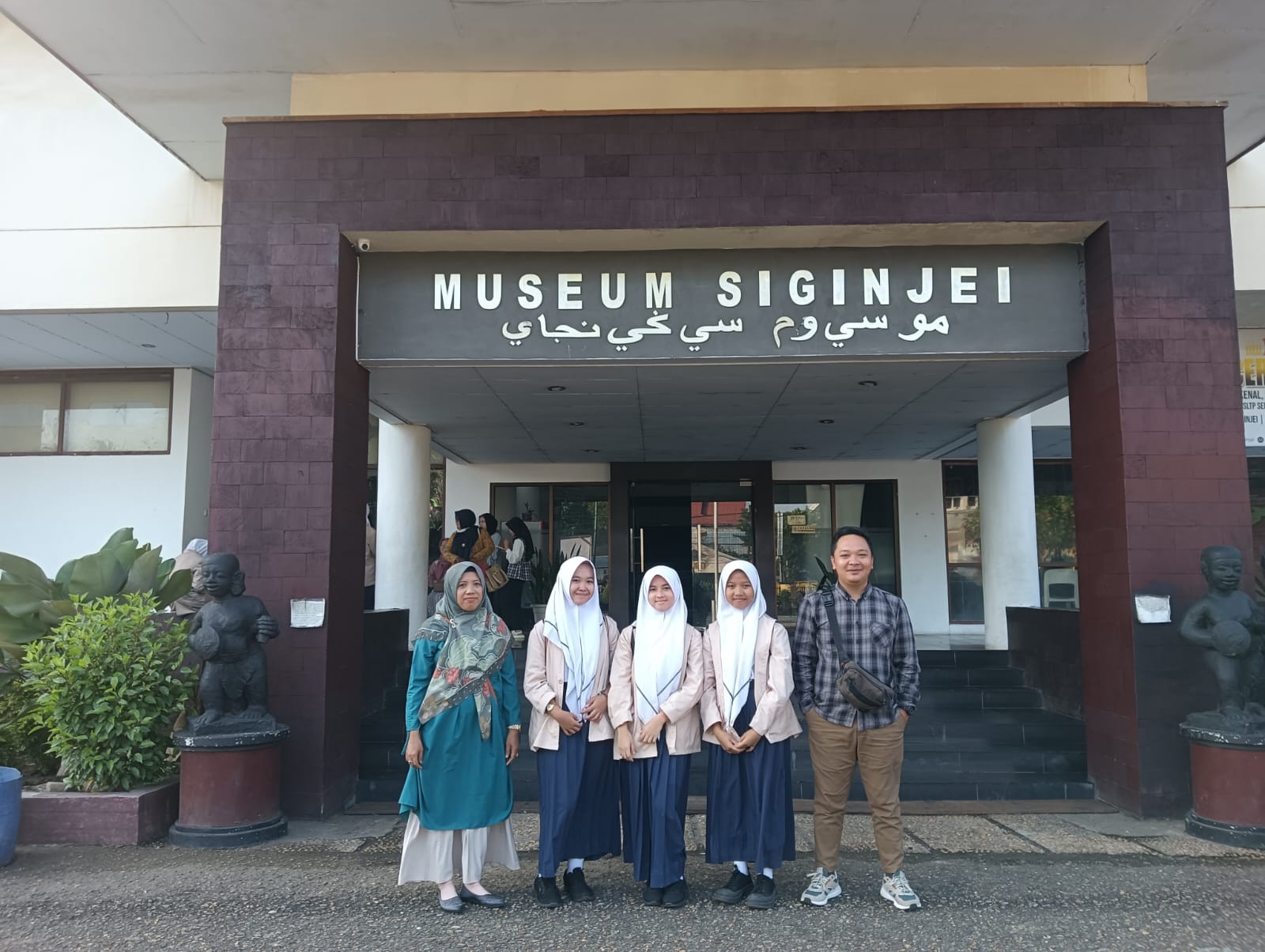 Guru IPS MTsN 1 Kota Jambi kunjungi Museum Siginjai Guru IPS MTsN 1 Kota Jambi kunjungi Museum Siginjai