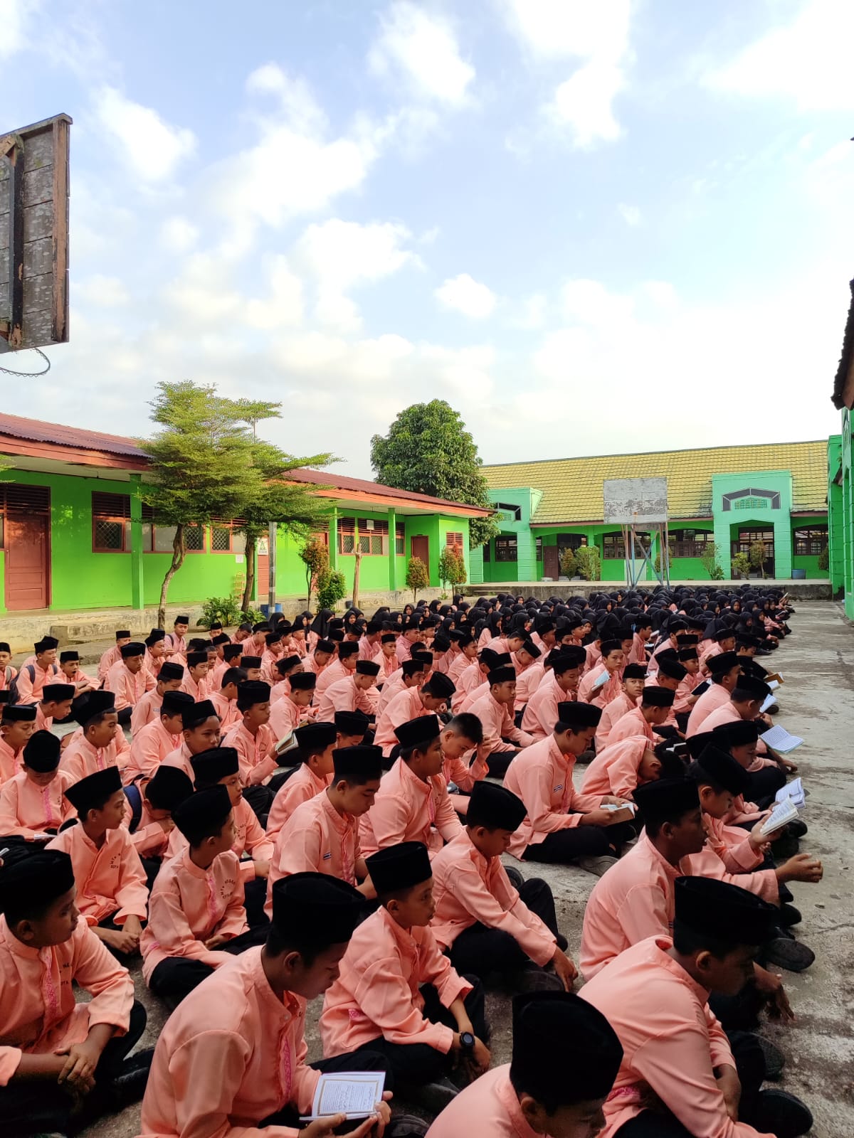 Pembiasaan IMTAQ MTs Negeri 1 Kota Jambi Melalui Pembacaan Yasin Pembiasaan IMTAQ MTs Negeri 1 Kota Jambi Melalui Pembacaan Yasin