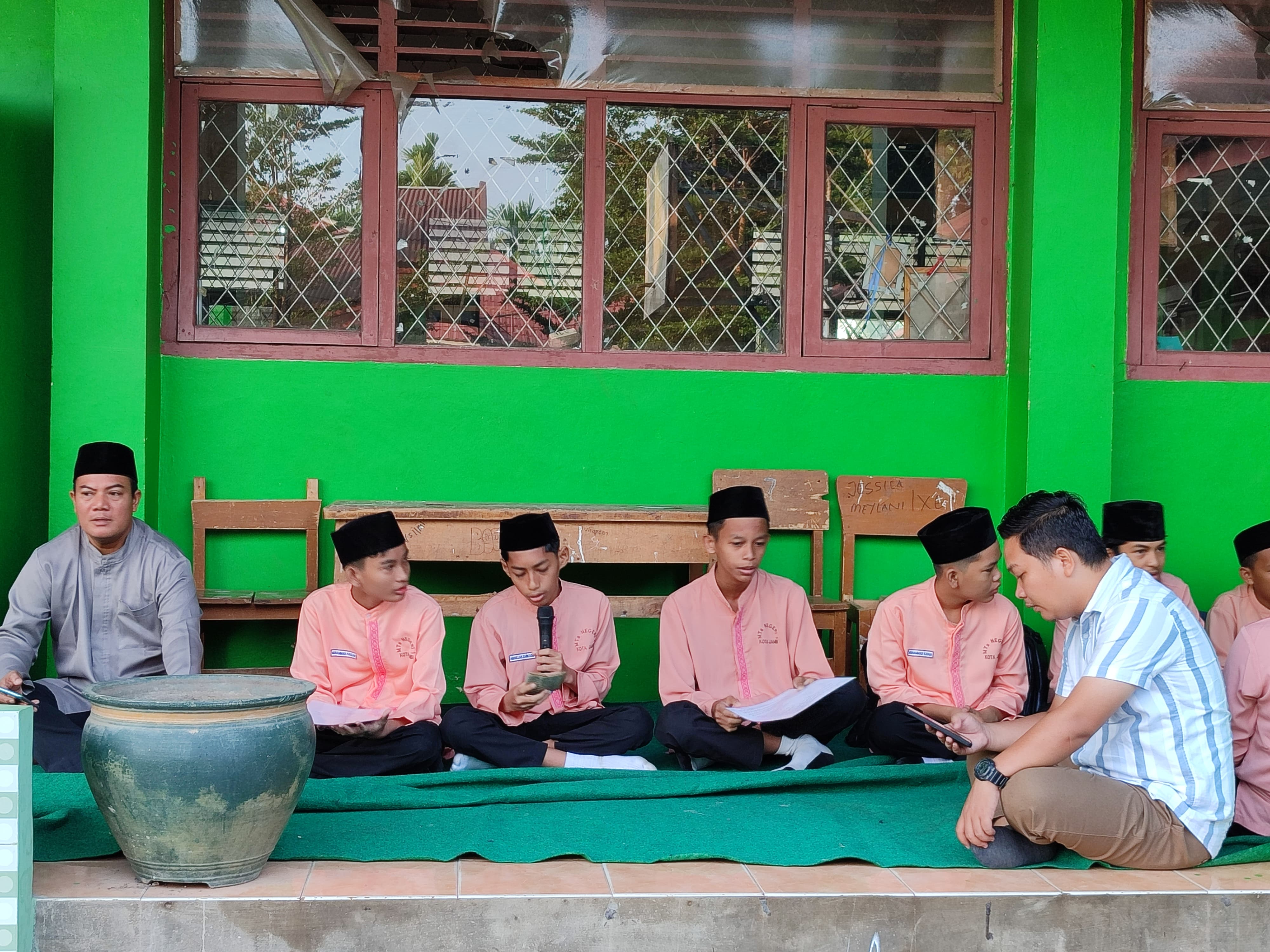 Sirami rohani siswa siswi, MTsN 1 Kota Jambi adakan Yasinan di lapangan