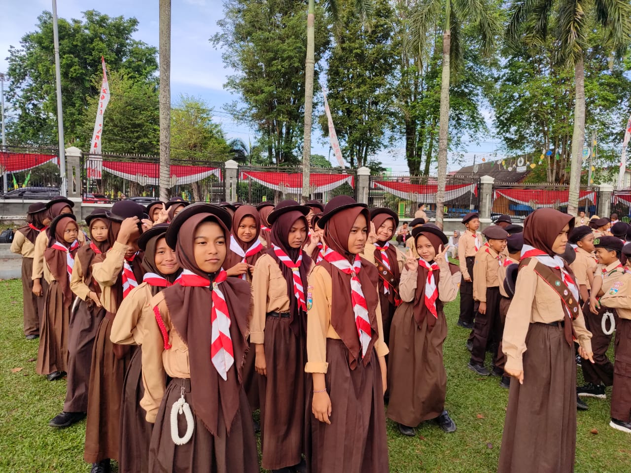 Hari Pramuka ke-64: Siswa MTs Negeri 1 Jambi Ramaikan Upacara di Kantor Walikota