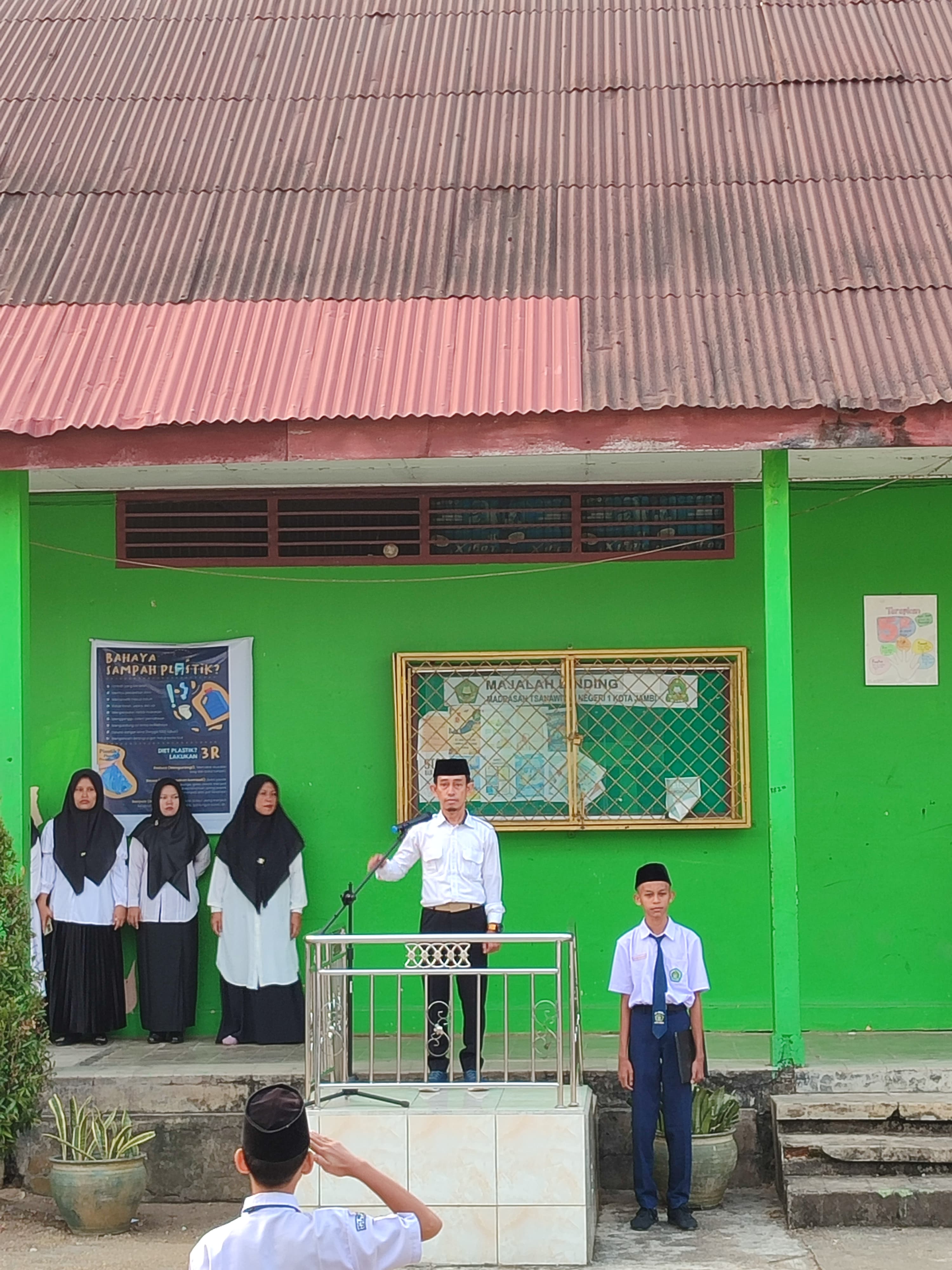 Wakil Kepala Bidang Humas motivasi siswa pada saat Upacara Bendera