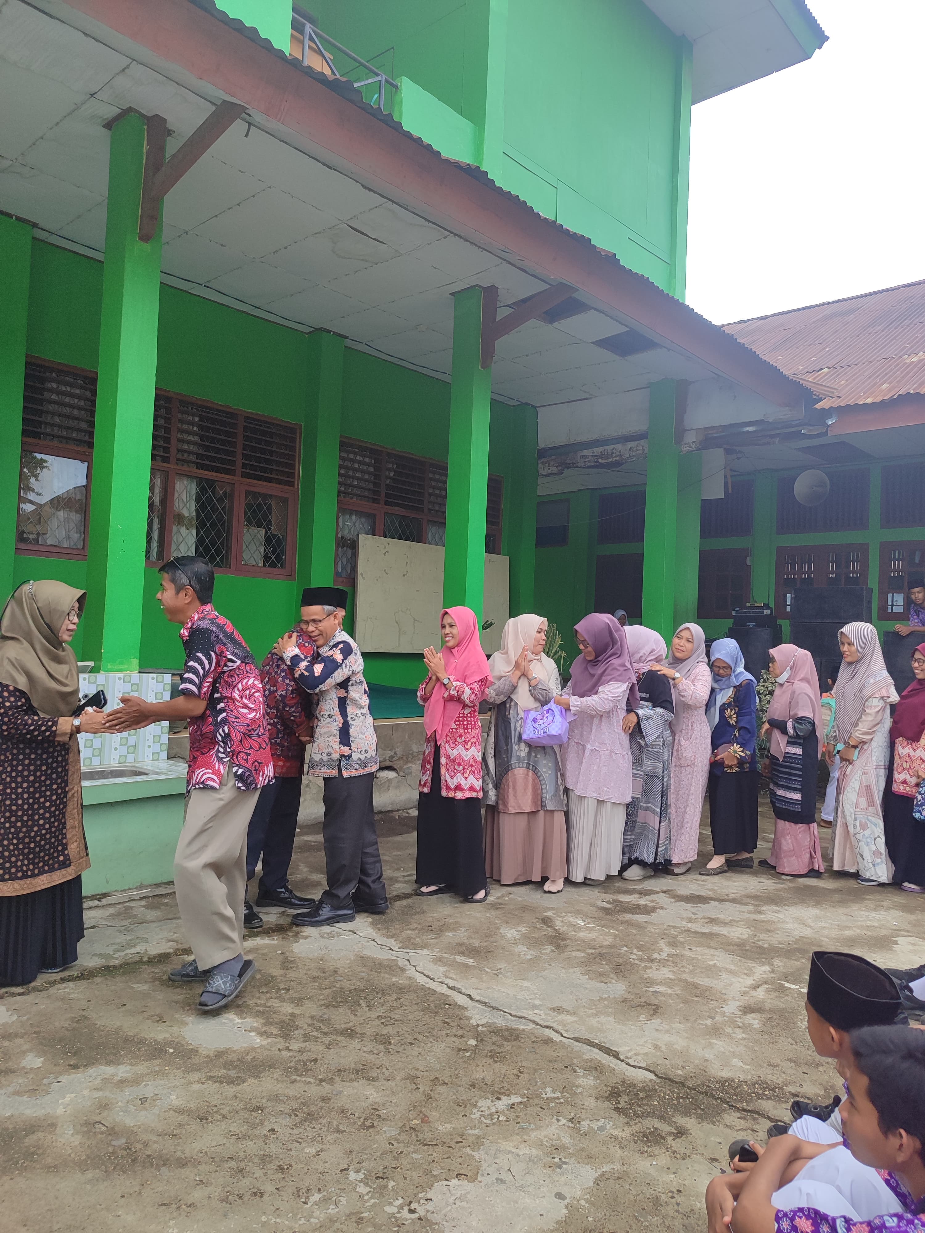 Suasana Haru Warnai Pelepasan Purnabakti Guru MTs Negeri 1 Kota Jambi