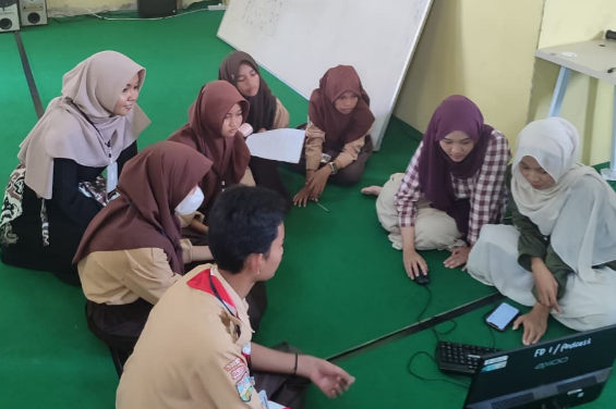 Belajar Jadi Kreator Handal: Tim Jurnalistik MTsN 1 Kota Jambi Dalami Seni Menulis Script di UIN STS Jambi