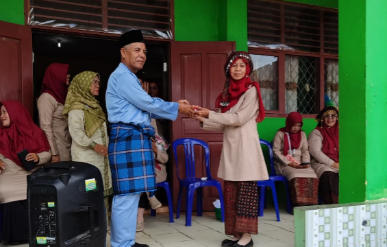 MTsN 1 Kota Jambi Gelar Peringatan Hari Guru Nasional dan Purnabakti Guru Penuh Haru