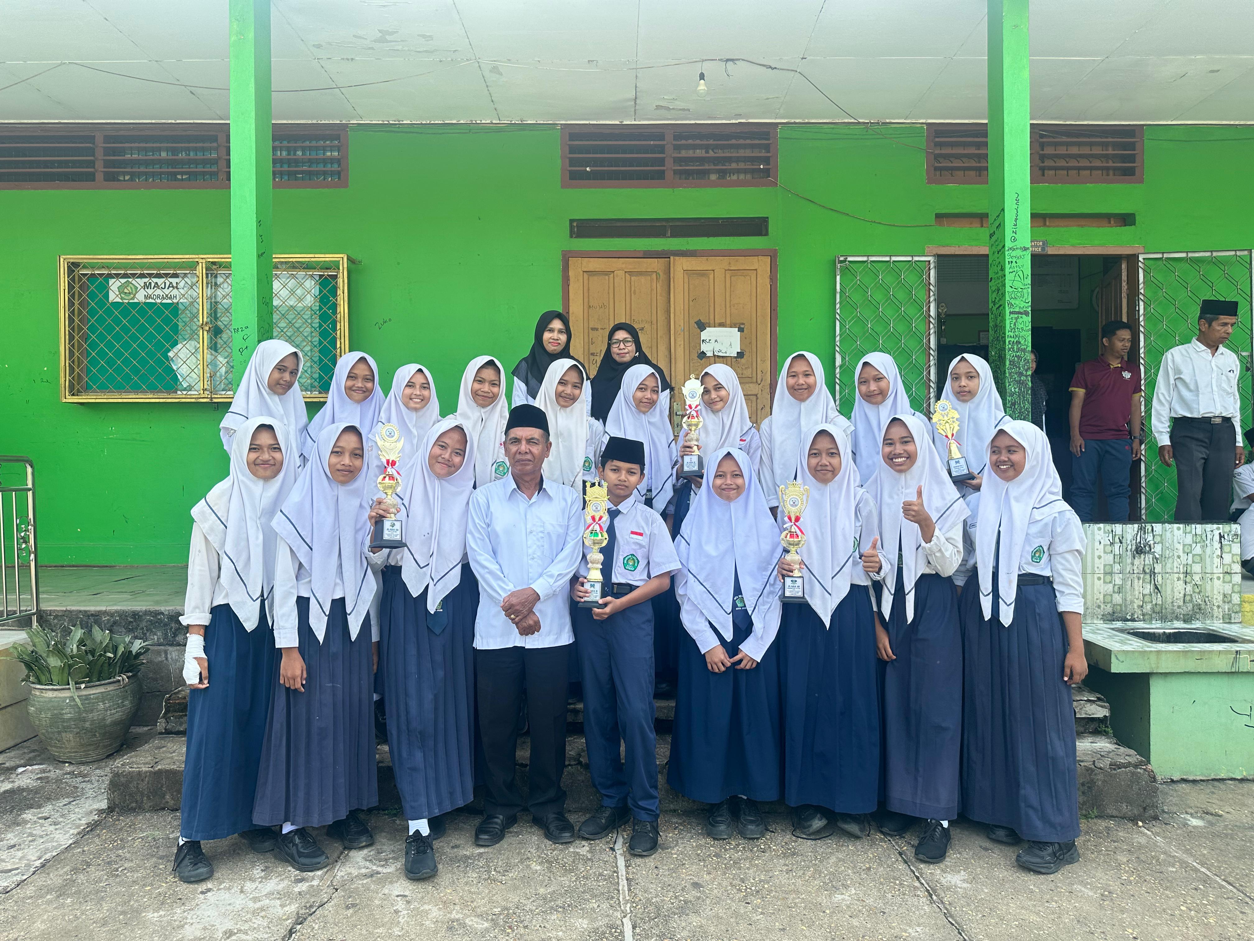 Penyerahan Piala Lomba pada Upacara Bendera MTs Negeri 1 Kota Jambi Penyerahan Piala Lomba pada Upacara Bendera MTs Negeri 1 Kota Jambi