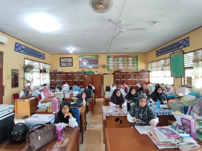 MTsNegeri 1 Kota Jambi Gelar Rapat Evaluasi Akhir Semester MTsNegeri 1 Kota Jambi
