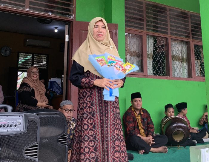 MTsN 1 Kota Jambi Rayakan Hari Batik Nasional dan Lepas Guru Pensiun