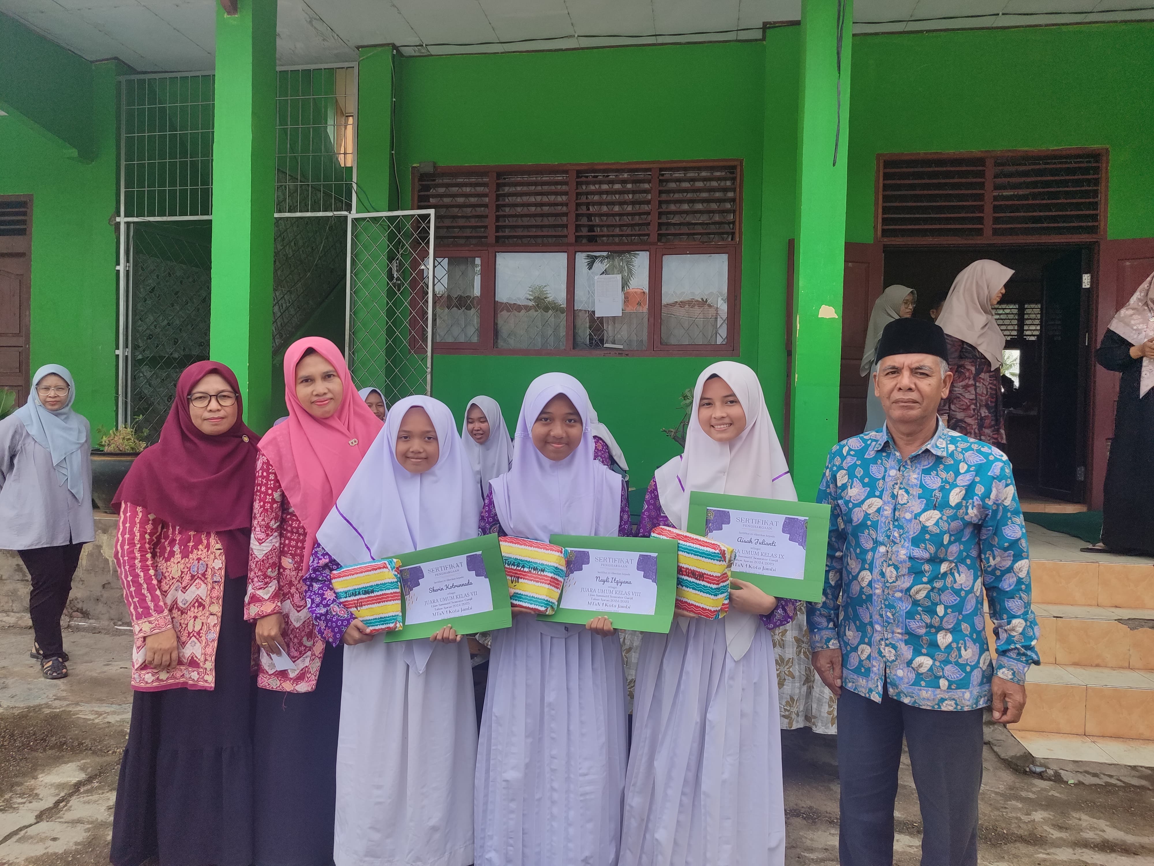 Pembagian Rapor Sebagai Sarana Evaluasi dan Motivasi Bagi Peserta Didik Pembagian Rapor Sebagai Sarana Evaluasi dan Motivasi Bagi Peserta Didik