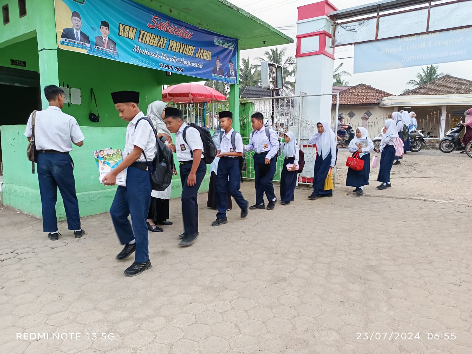 Tanamkan pendidikan Karakter, Guru sambut siswa di depan gerbang