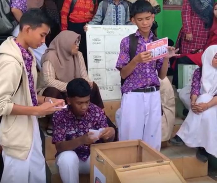 Perolehan Suara Unggul, Paslon 2 diyakini jadi pemenang dalam Pemilihan Ketua dan Wakil Ketua OSIM Perolehan Suara Unggul, Paslon 2 diyakini jadi pemenang dalam Pemilihan Ketua dan Wakil Ketua OSIM