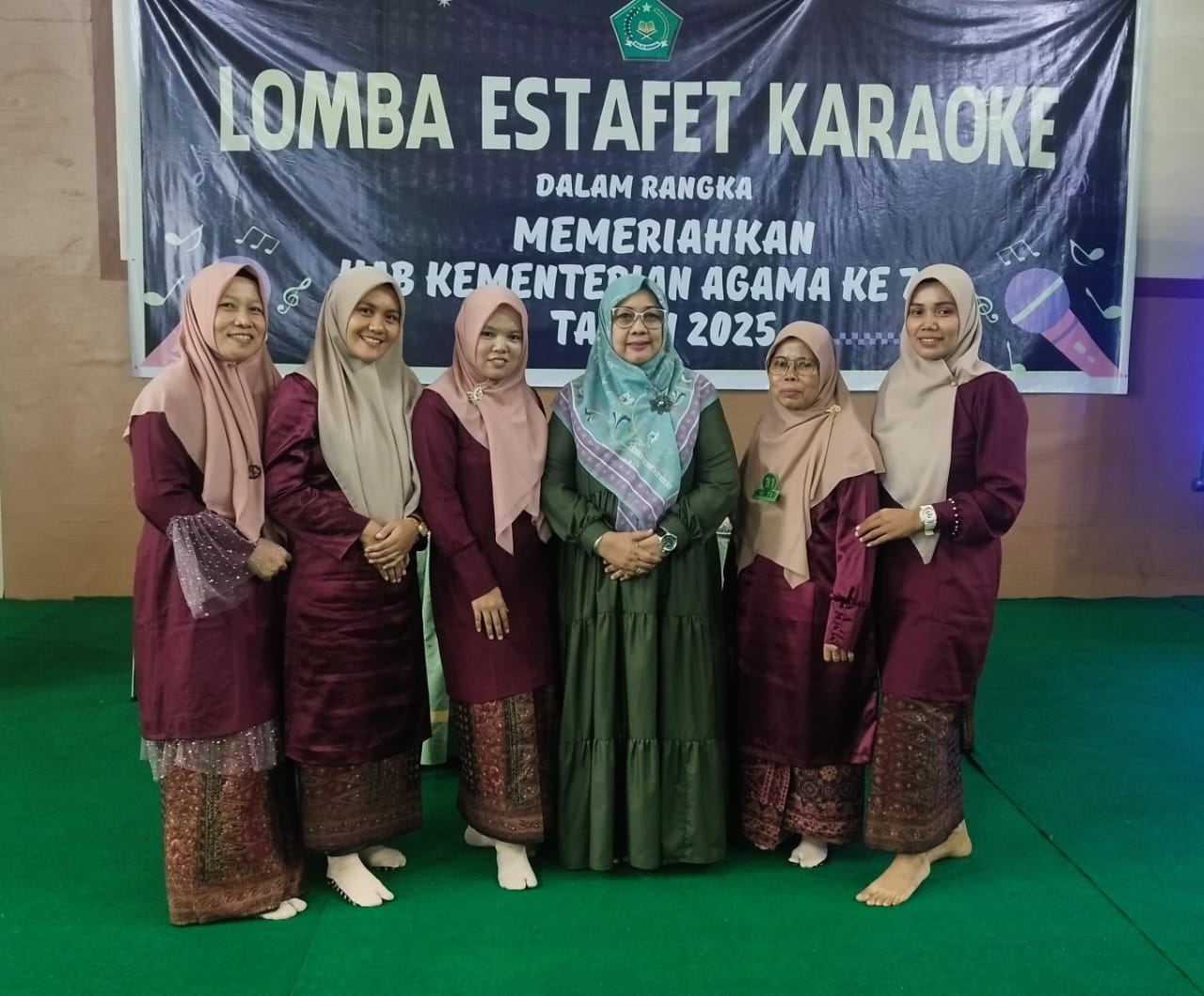 Senandung Guru MTsN 1 Kota Jambi, menangkan Lomba Estafet Karaoke pada gelaran HAB ke 79 Kemenag Kota Jambi Senandung Guru MTsN 1 Kota Jambi, menangkan Lomba Estafet Karaoke pada gelaran HAB ke 79 Kemenag Kota Jambi