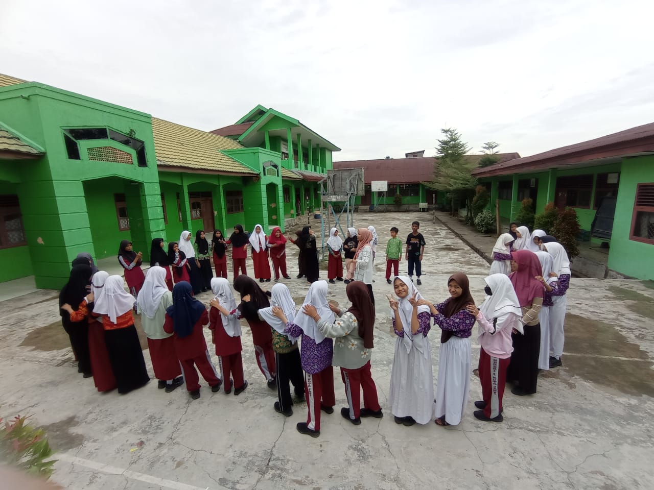 Latihan Rutin Ekstrakurikuler PMR MTs Negeri 1 Kota Jambi Latihan Rutin Ekstrakurikuler PMR MTs Negeri 1 Kota Jambi