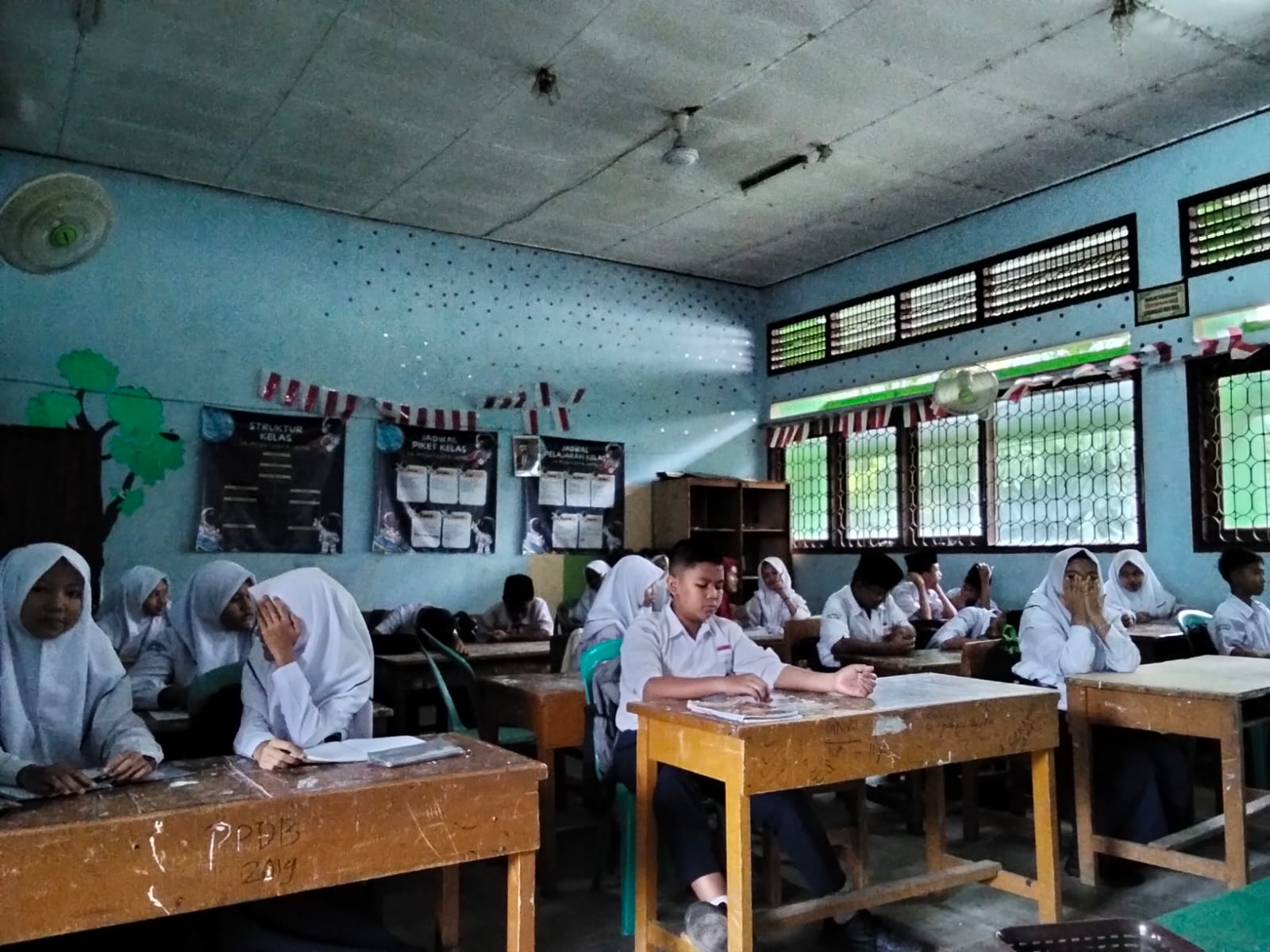 Meski Kota Jambi diguyur Hujan, Tak Menyurutkan Semangat Pesdik dan Pendidik MTsN 1 Kota Jambi Hadir di Madrasah