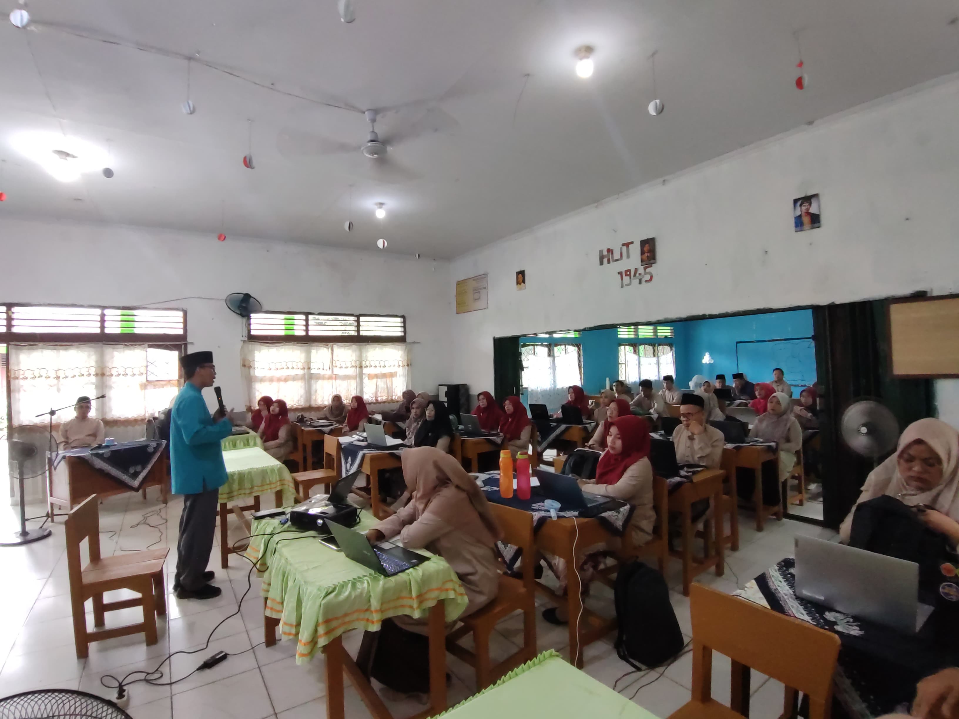 Tetap Semangat, Pendidik MTs N 1 Kota Jambi Ikuti Bimtek IKM Sesi Kedua