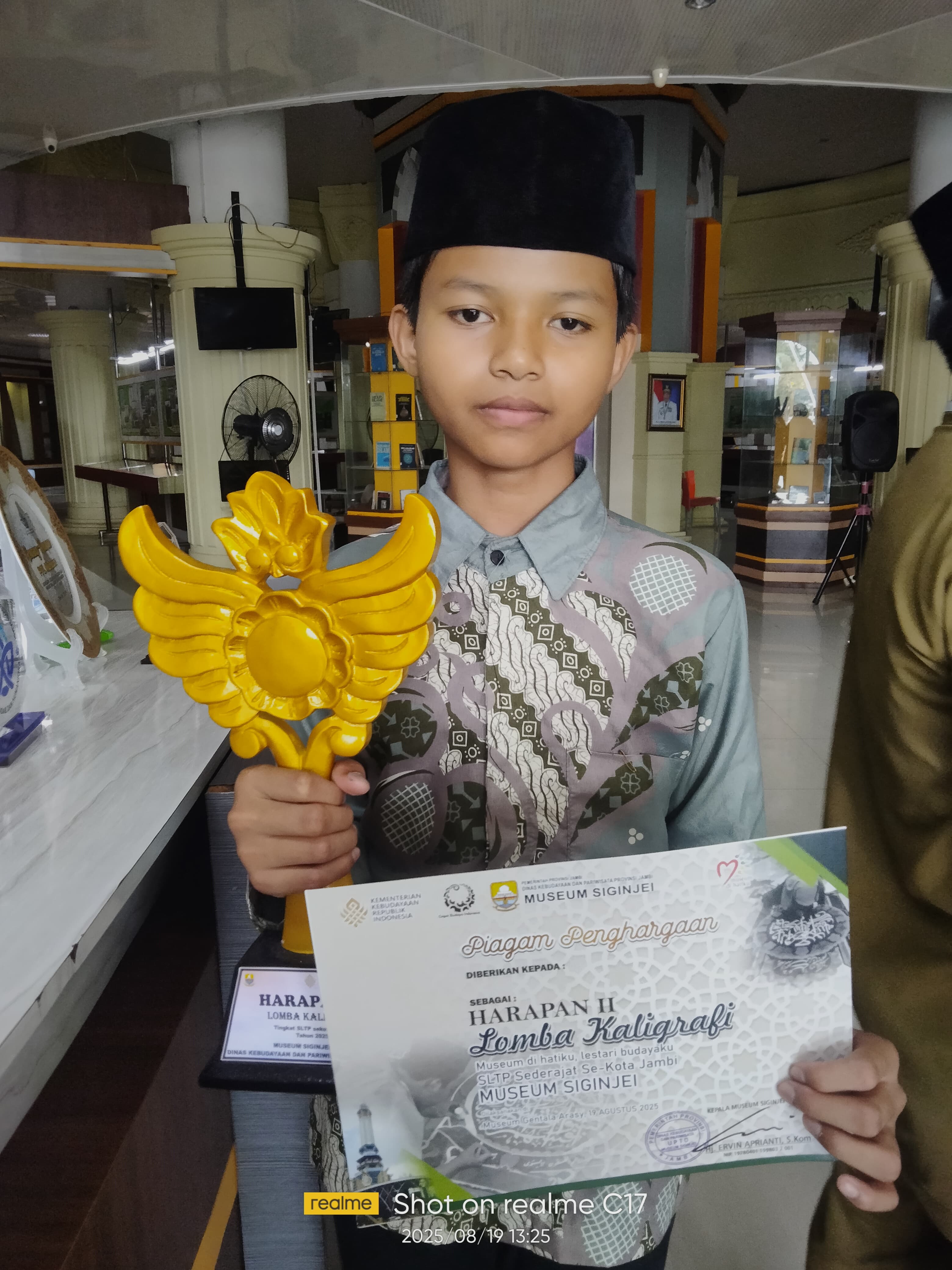Pantang pulang tanpa menang, Abdullah Arrasyid menangkan Lomba Kaligrafi tingkat SMP/MTs se-Kota Jambi.
