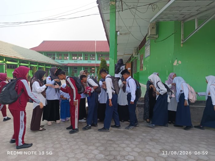 Guru MTsNegeri 1 Kota Jambi Sambut Kedatangan Siswa dengan Bersalaman Guru MTsNegeri 1 Kota Jambi Sambut Kedatangan Siswa dengan Bersalaman