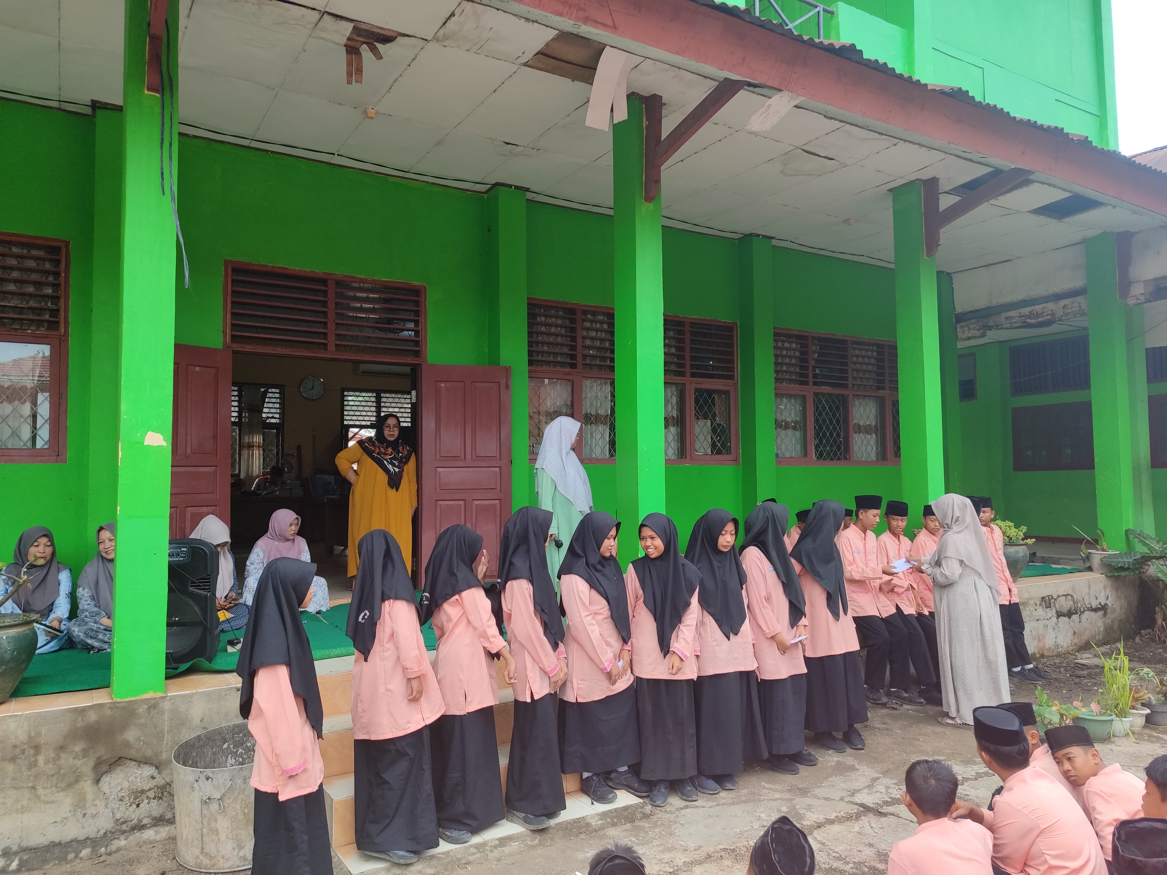 Sebuah Cermin Kebaikan, Anak Yatim di MTs Negeri 1 Jambi Terima Santunan