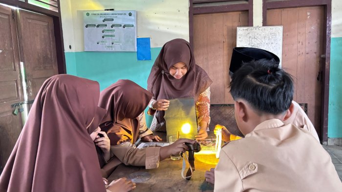 Lab IPA Bersinar, Siswa MTsN 1 Kota Jambi Antusias Pelajari Sifat-Sifat Cahaya Lab IPA Bersinar, Siswa MTsN 1 Kota Jambi Antusias Pelajari Sifat-Sifat Cahaya