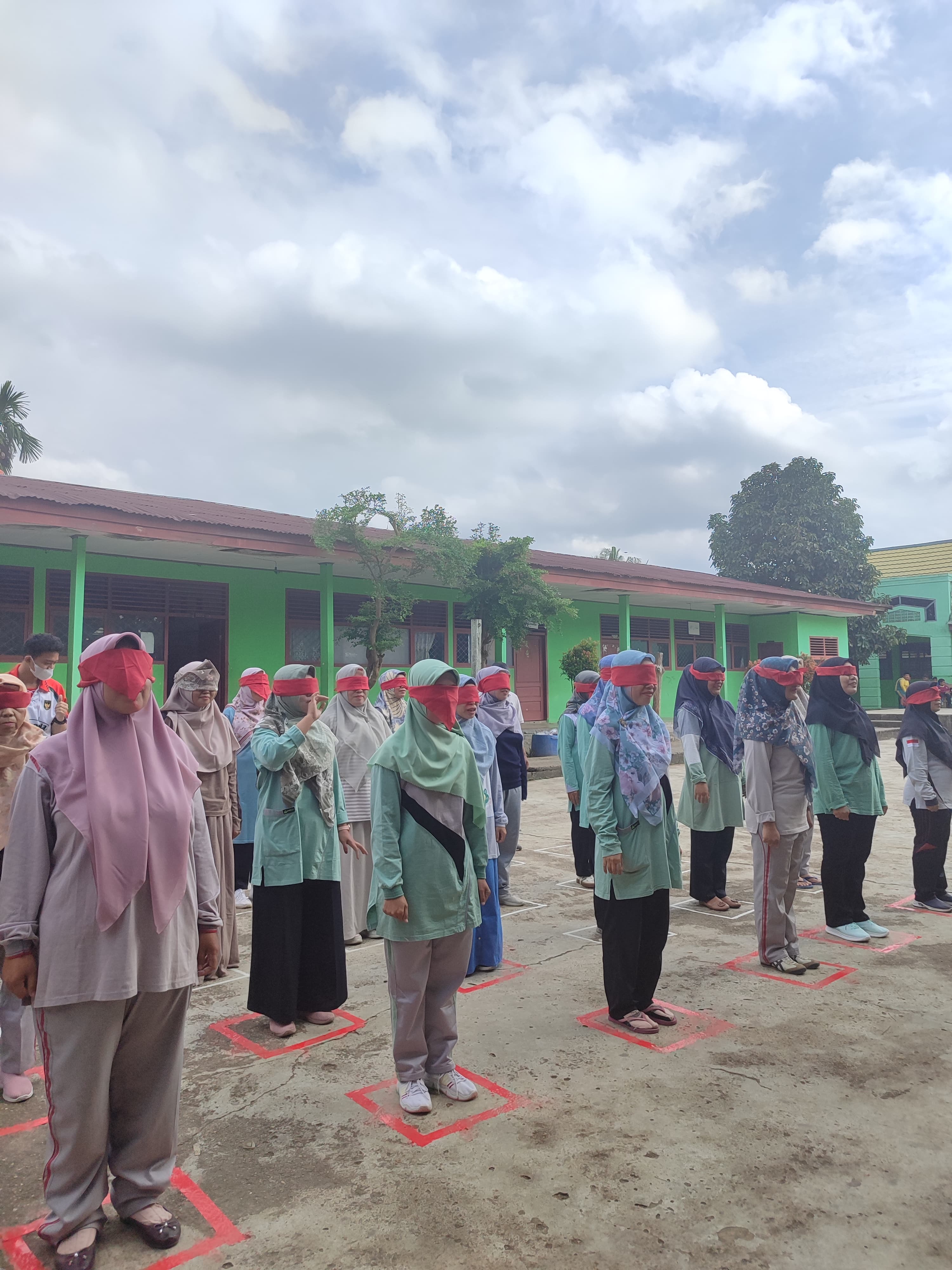 MERIAH! PERINGATAN HUT KE-80 RI DI MTs NEGERI 1 KOTA JAMBI DIISI DENGAN LOMBA SERU UNTUK GURU