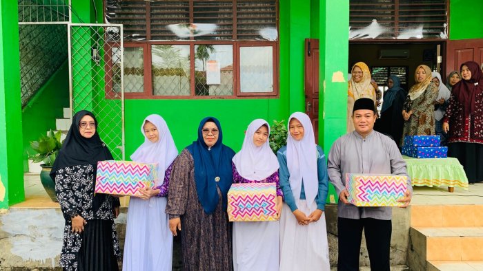 MTsNegeri 1 Kota Jambi Berikan Penghargaan Penampilan Kokurikuler Terbaik